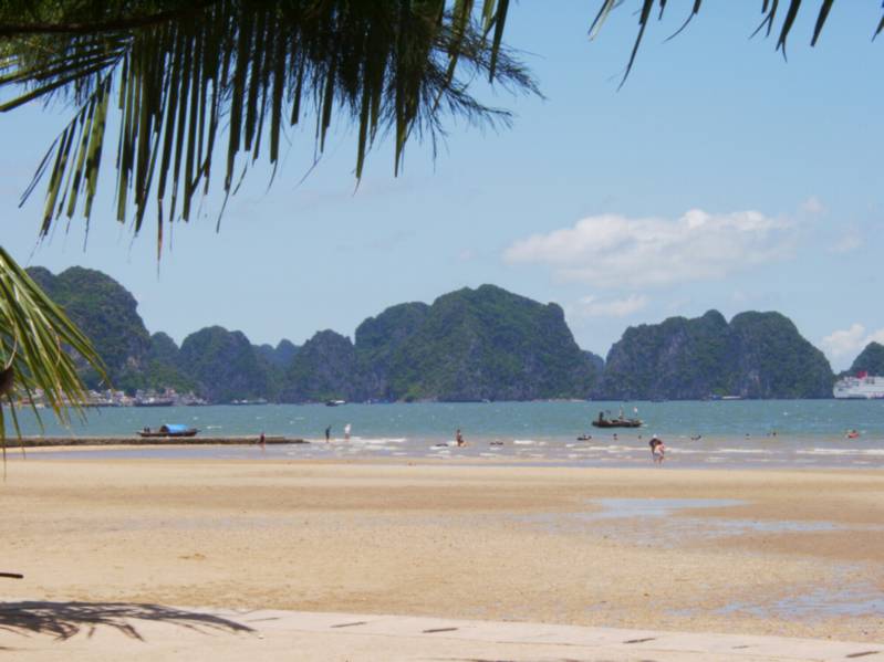 vietnamhalongbeach.jpg