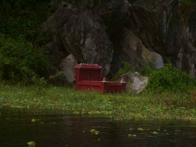 vietnamrivergrave2.jpg