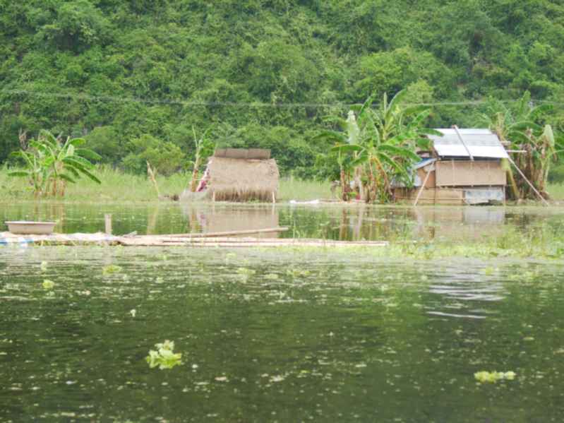vietnamriverhouses.jpg