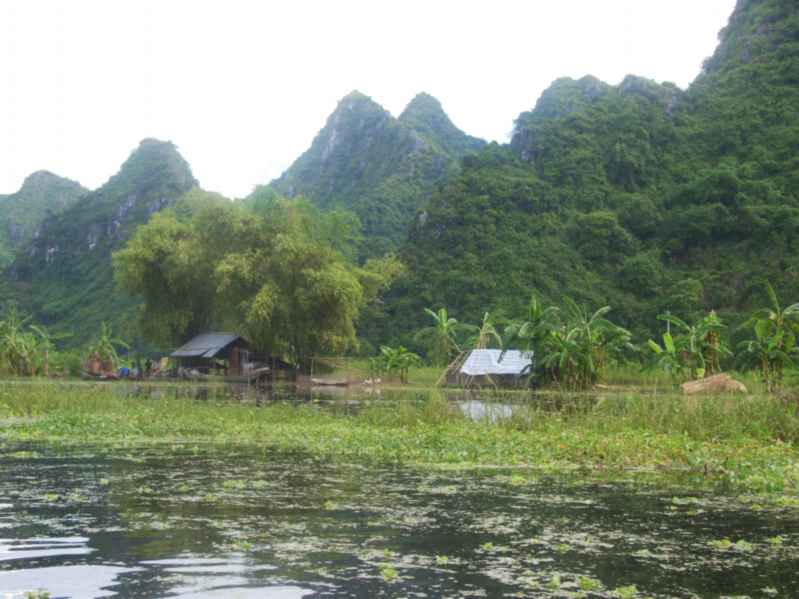 vietnamriverhouses2.jpg